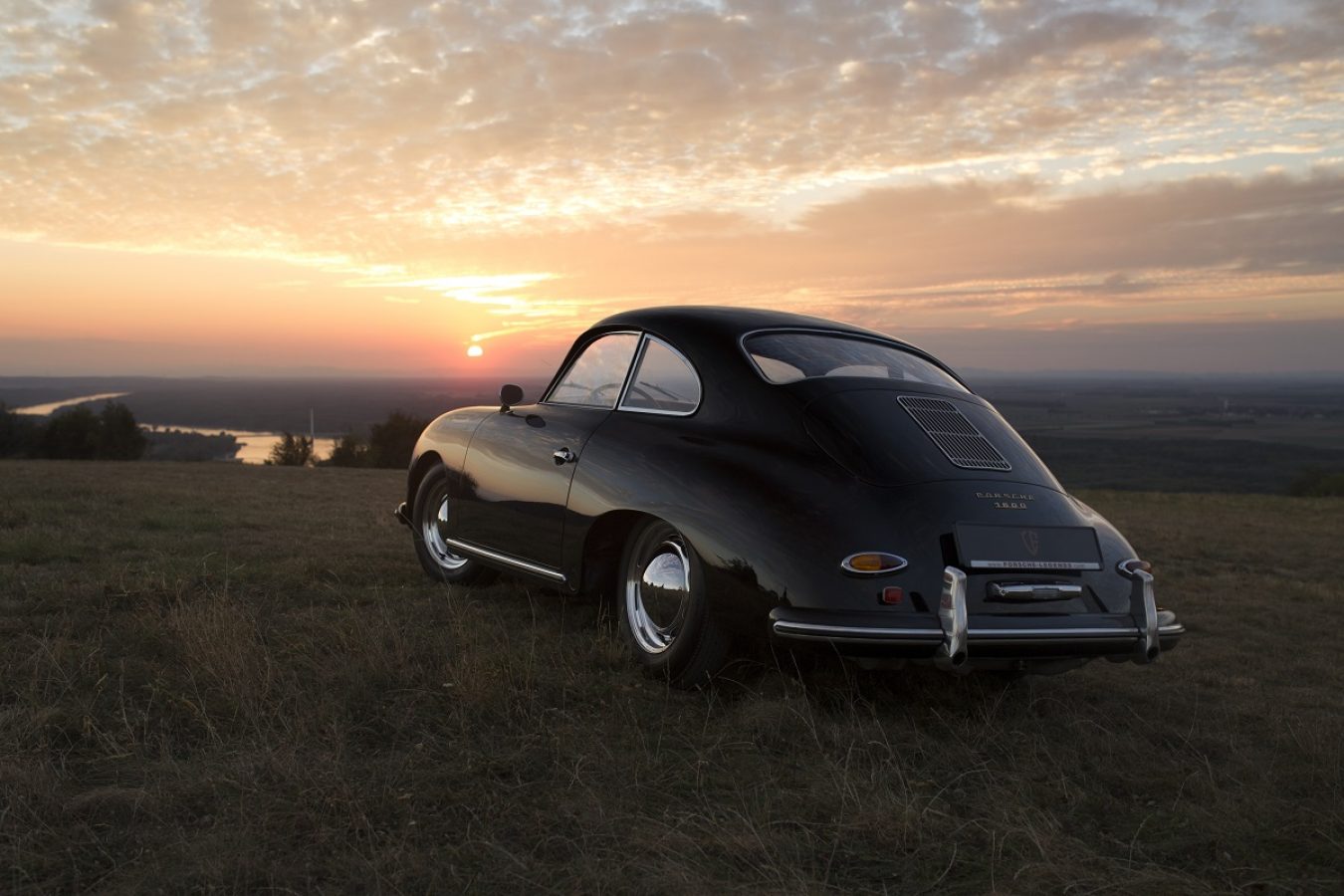 Restaurierter schwarzer Porsche von hinten