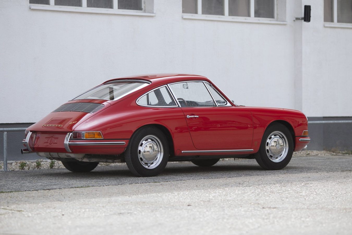 Roter Porsche 911 von hinten