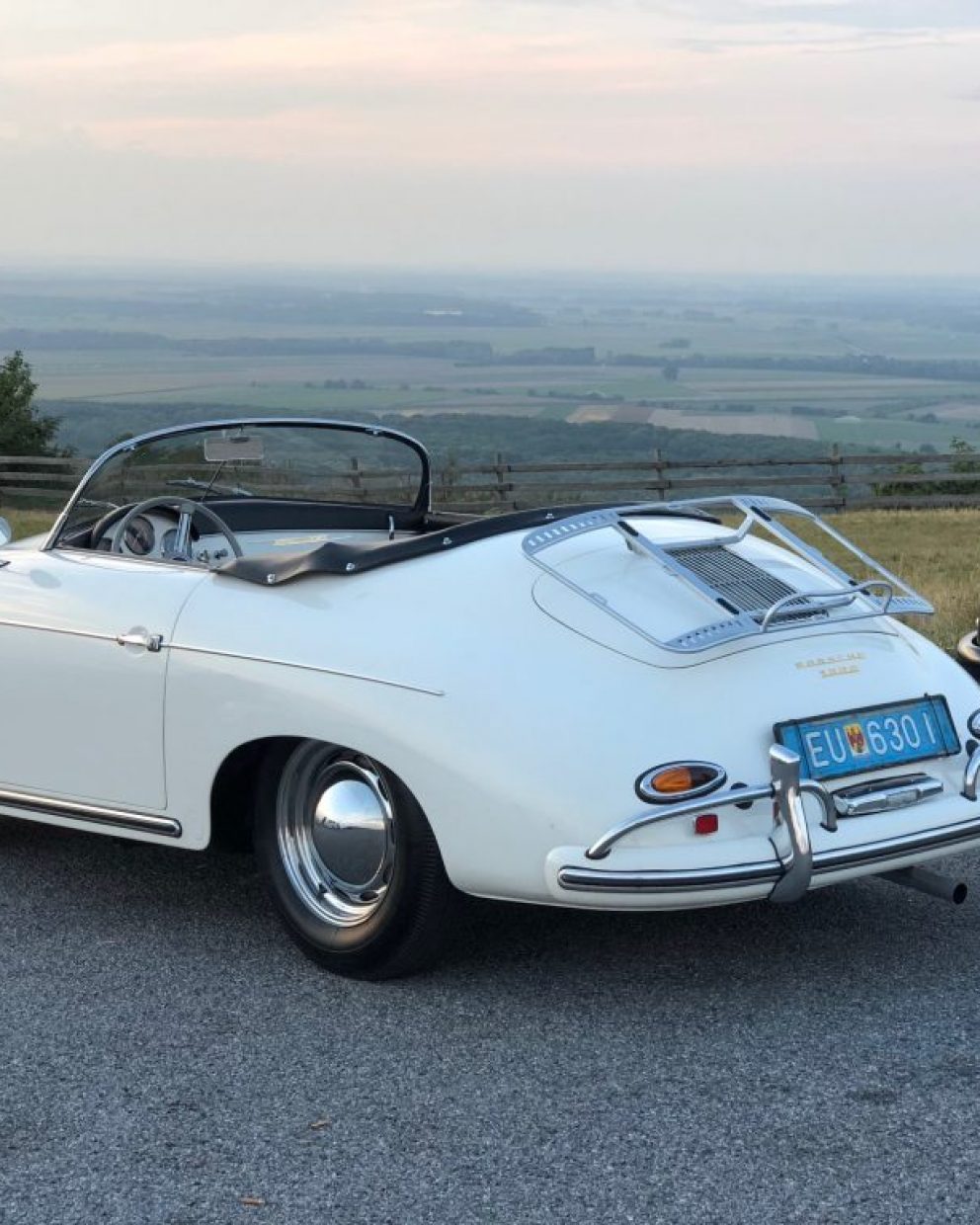 Porsche 356 in weiß von hinten