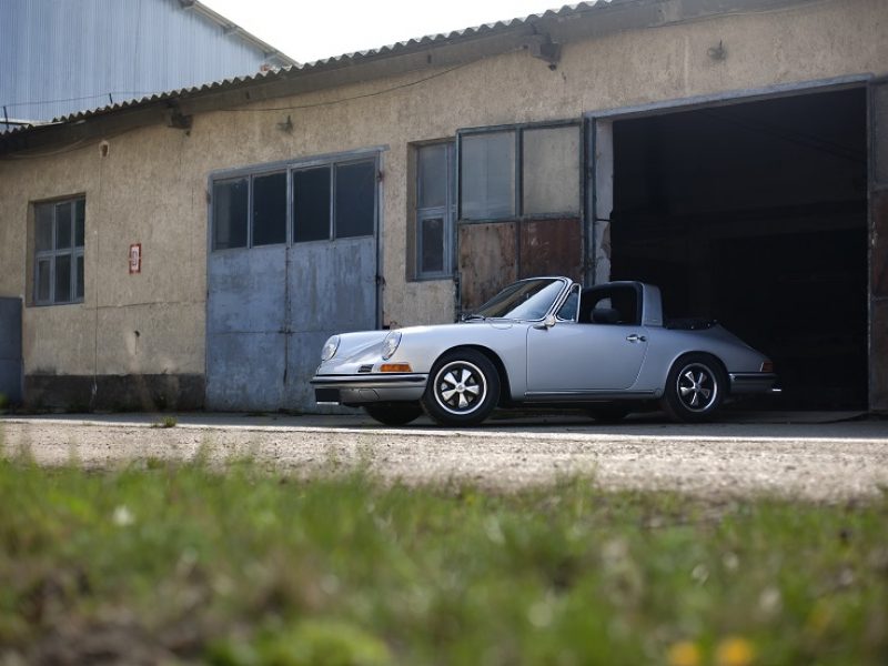 Silberner Porsche 911S Softwindow Targa vor Garage