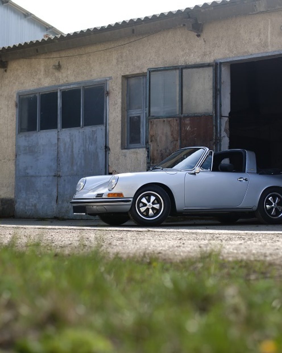 Silberner Porsche 911S Softwindow Targa vor Garage