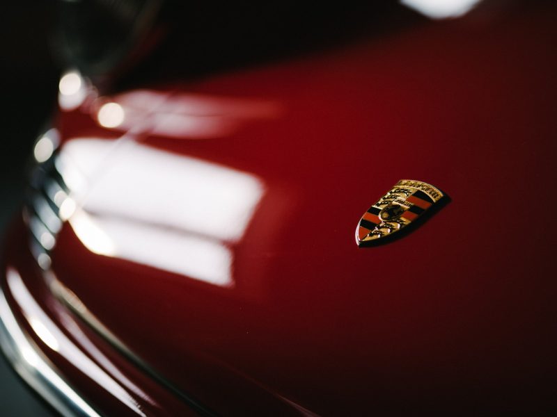 Porsche Logo auf Motorhaube