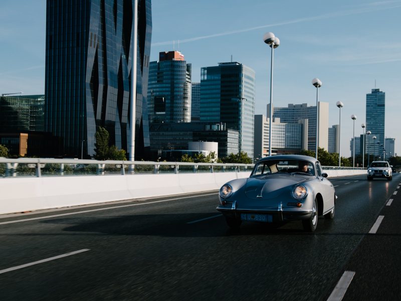 Silberner Porsche auf Highway