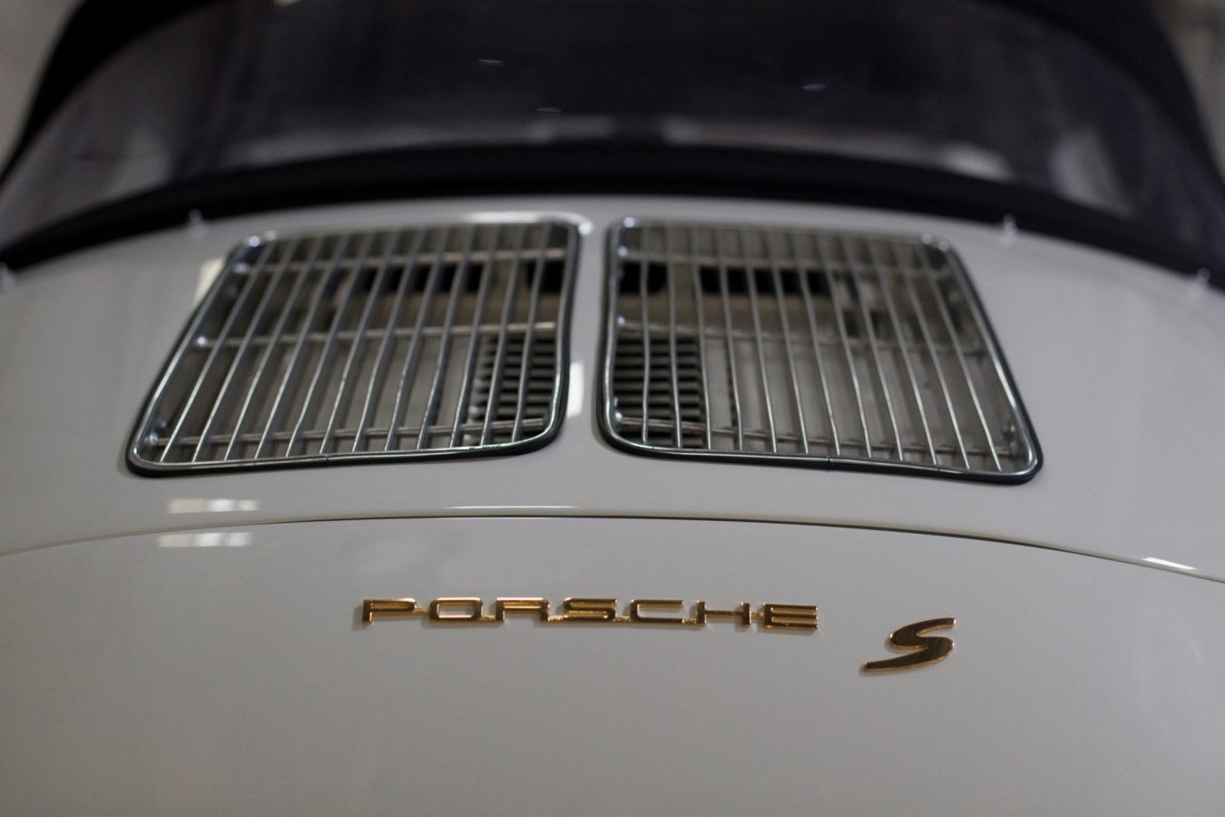 Motorhaube von weißem Porsche 356 BT6 Cabrio