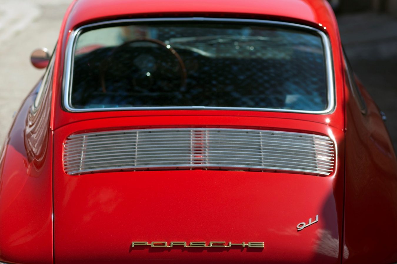 Roter Porsche 911 SWB von hinten