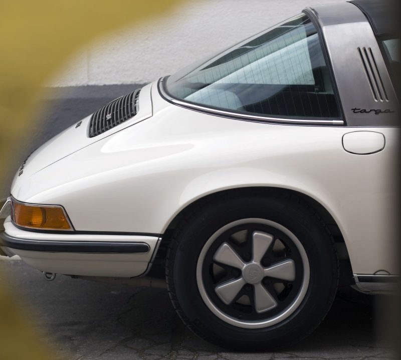 Cremeweißer Porsche 911E Targa hinten