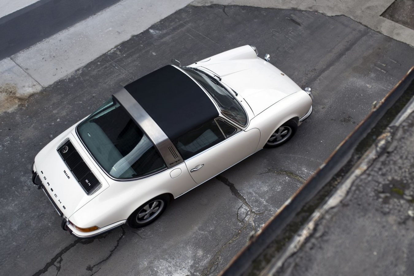 Cremeweißer Porsche 911E Targa von oben