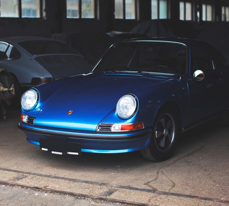 Porsche 911S in Hellblau von vorne