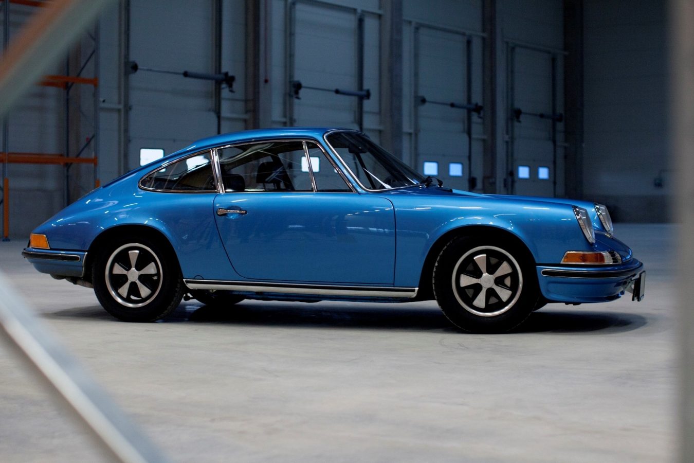 Porsche 911S in Hellblau von der Seite