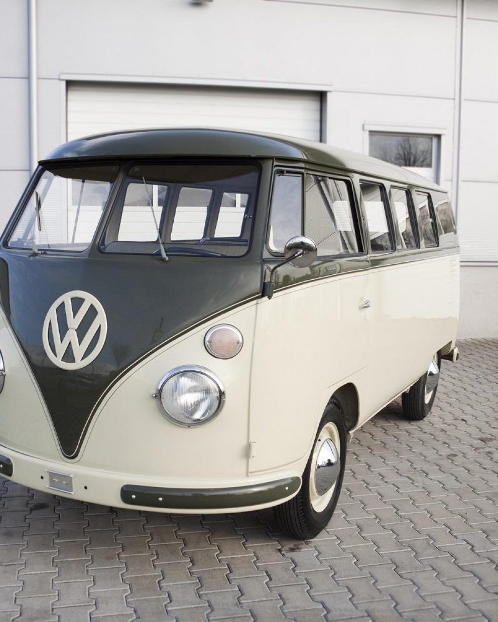 Volkswagen T1 Micro vor Garage
