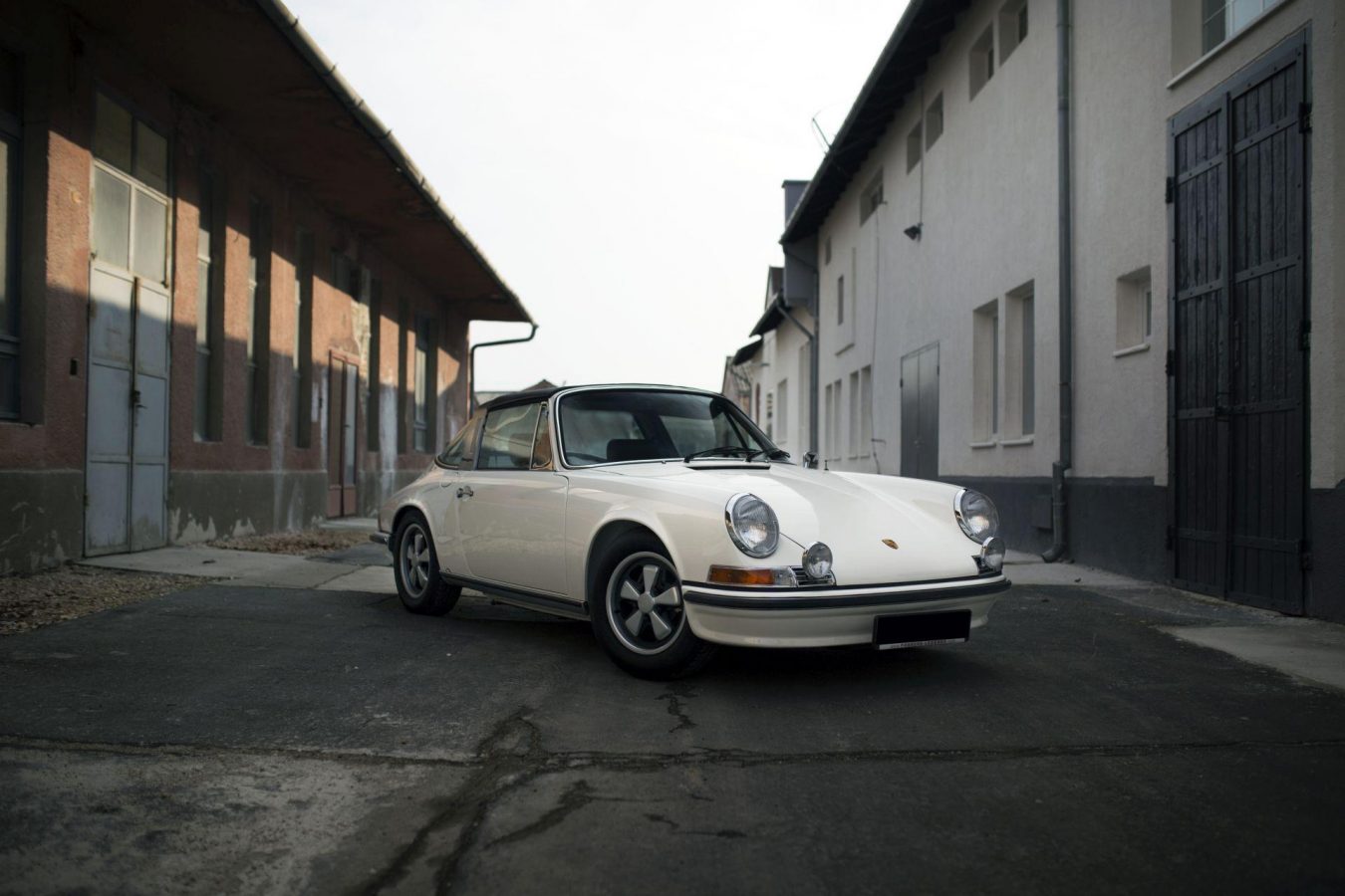 Cremeweißer Porsche 911E Targa