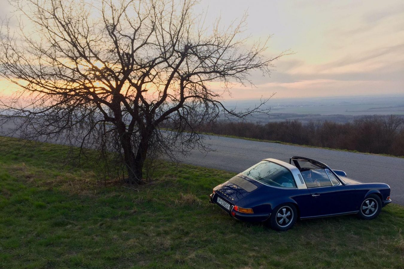 Blauer Porsche 911S Targa bei Sonnenuntergang